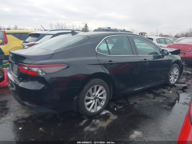 Toyota Camry Le Image 17