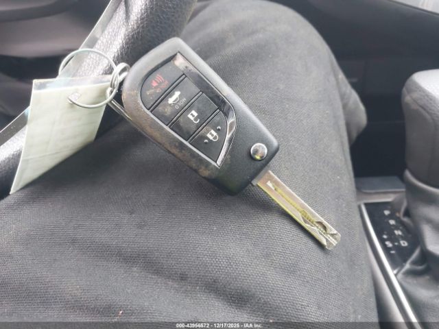 Toyota Camry Le Image 10