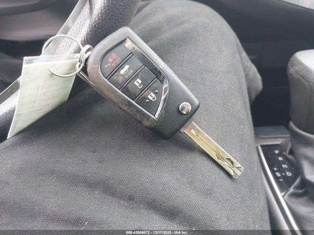 Toyota Camry Le Image 10