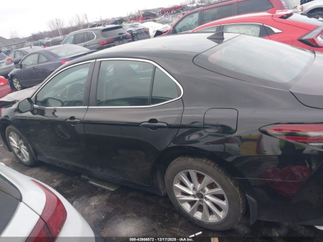 Toyota Camry Le Image 11