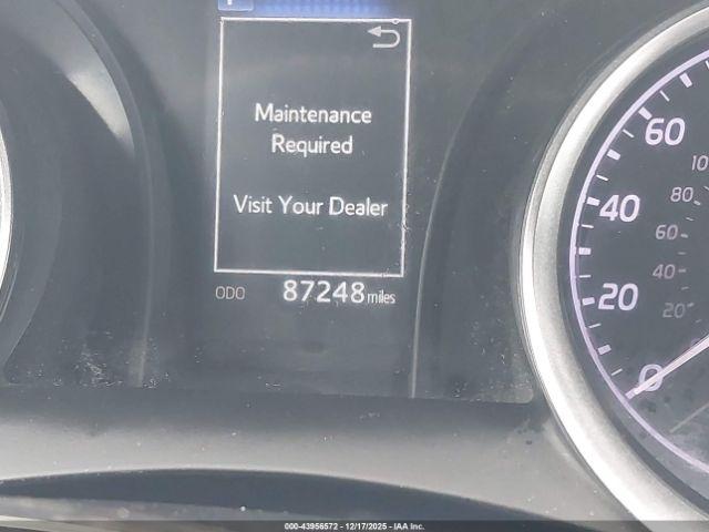 Toyota Camry Le Image 5