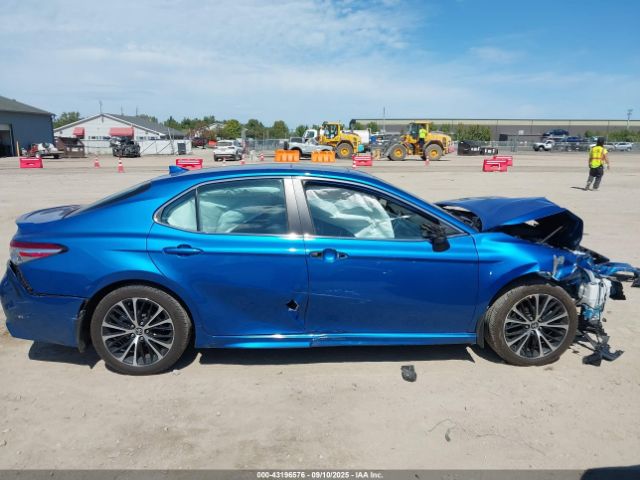 Toyota Camry Se Image 12