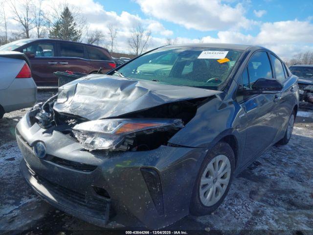 Toyota Prius L Eco Image 3