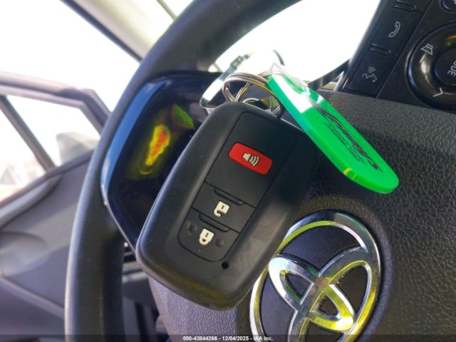 Toyota Prius L Eco Image 9