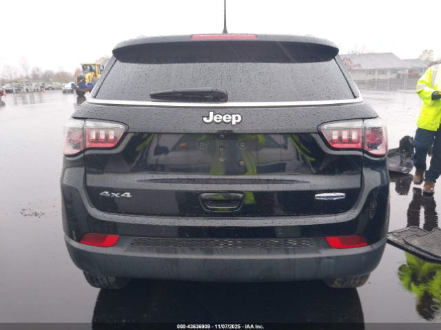 Jeep Compass Latitude 4x4 Image 14