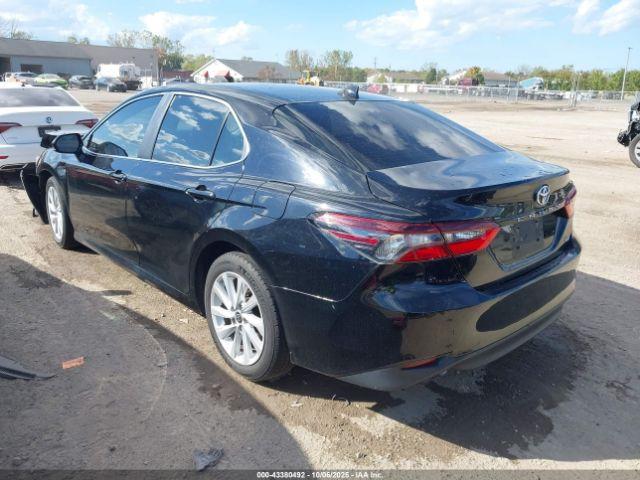 Toyota Camry Le Image 6