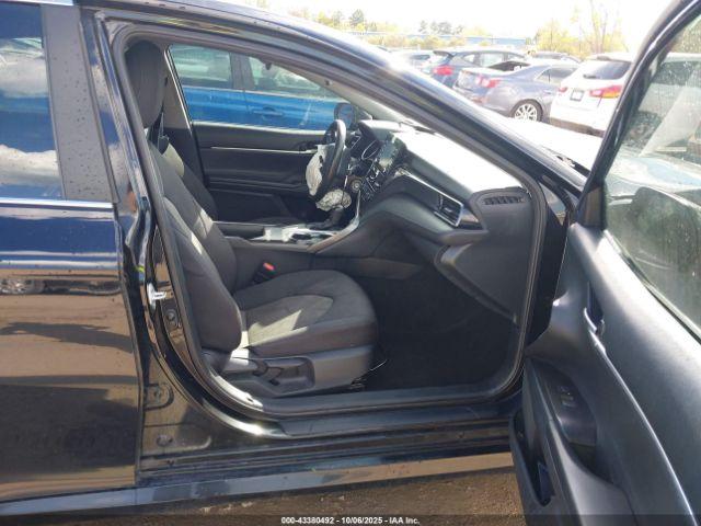 Toyota Camry Le Image 4