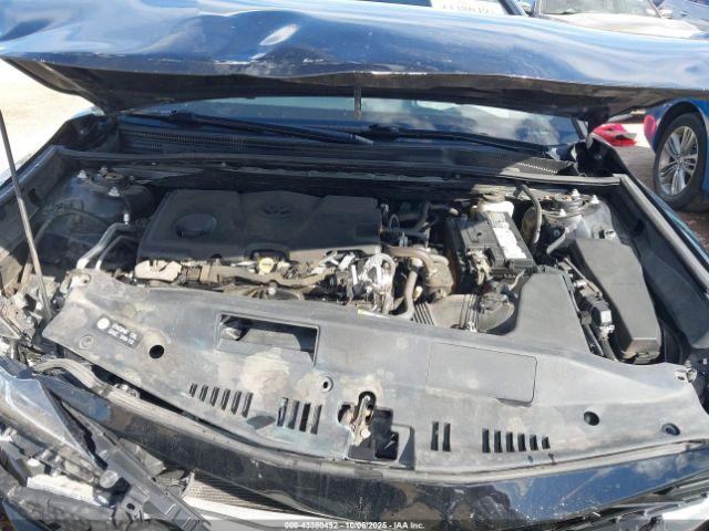 Toyota Camry Le Image 10