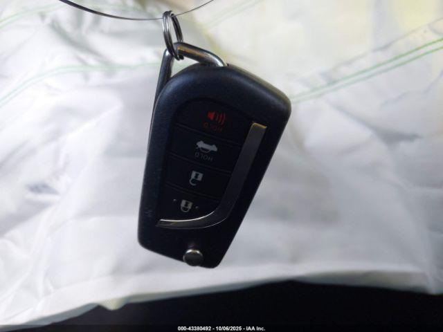 Toyota Camry Le Image 12