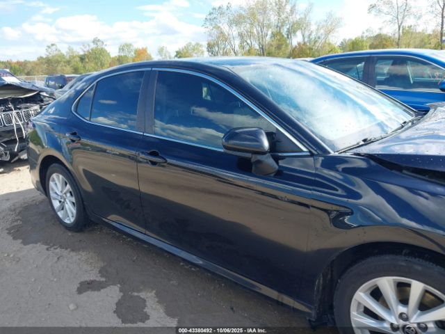 Toyota Camry Le Image 16