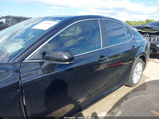 Toyota Camry Le Image 14