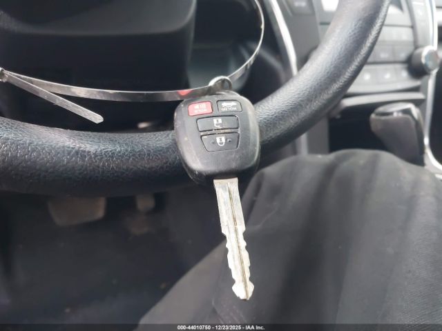 Toyota Camry Le Image 12