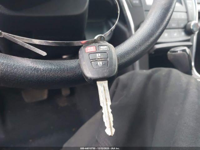 Toyota Camry Le Image 12