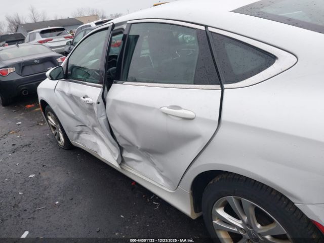 Chrysler 200 Limited Image 6