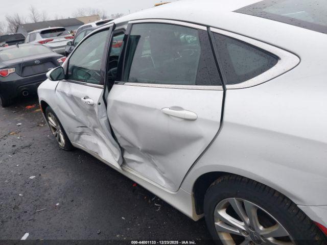 Chrysler 200 Limited Image 6