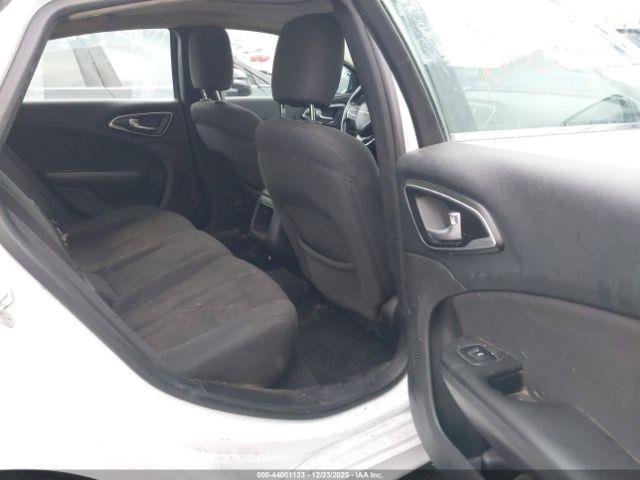 Chrysler 200 Limited Image 15