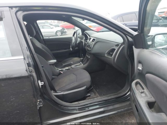 Chrysler 200 Lx Image 12