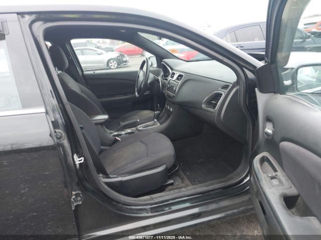 Chrysler 200 Lx Image 12