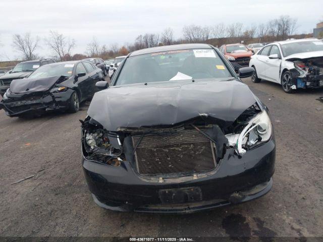 Chrysler 200 Lx Image 6