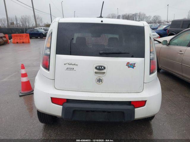 Kia Soul + Image 12