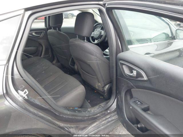 Chrysler 200 Limited Image 13