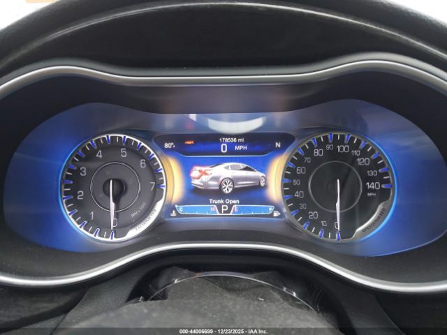 Chrysler 200 C Image 6