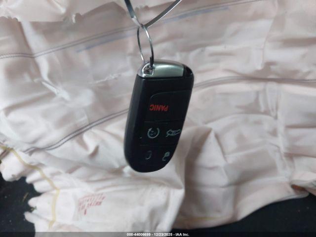 Chrysler 200 C Image 12