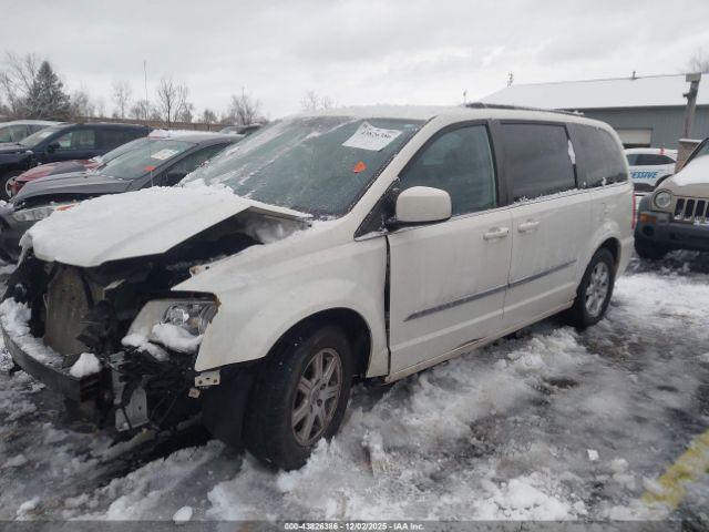Chrysler Town & Country Touring Image 9