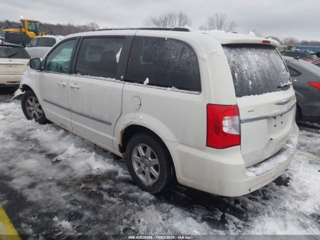Chrysler Town & Country Touring Image 8