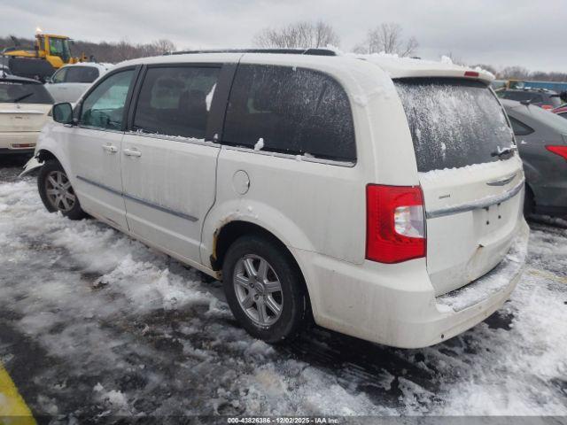 Chrysler Town & Country Touring Image 8