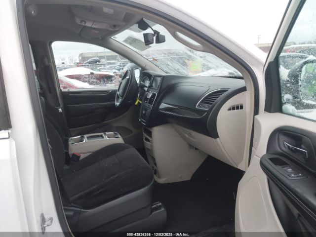 Chrysler Town & Country Touring Image 10