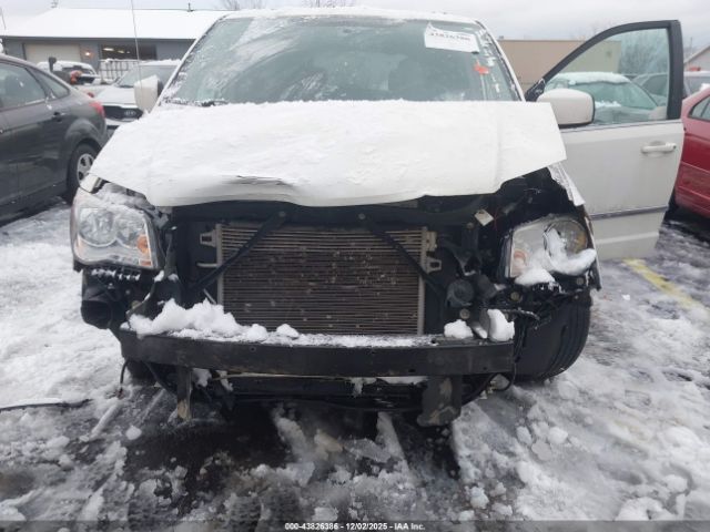 Chrysler Town & Country Touring Image 11