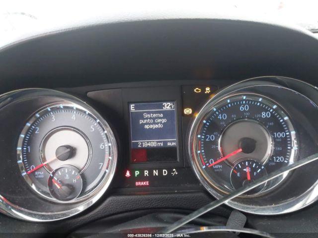 Chrysler Town & Country Touring Image 12