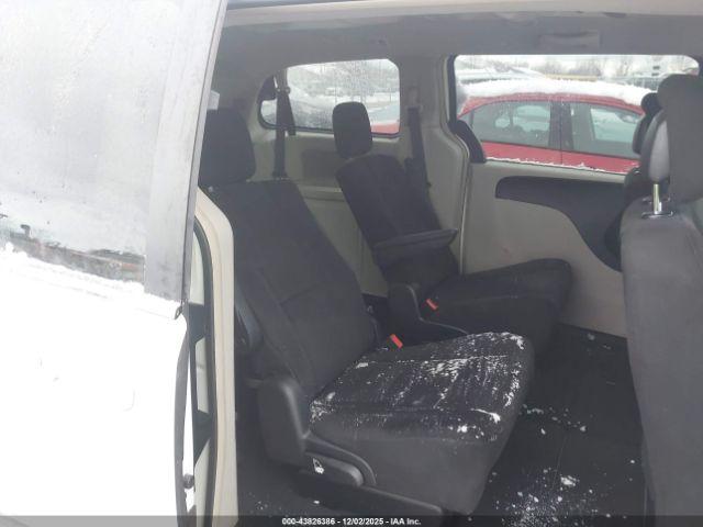 Chrysler Town & Country Touring Image 13