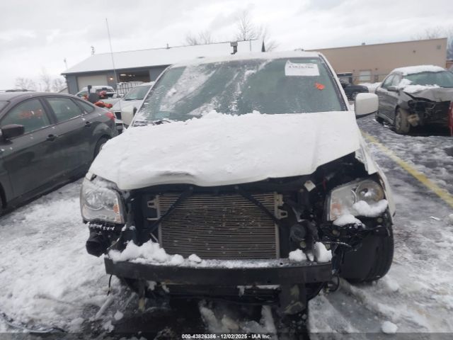 Chrysler Town & Country Touring Image 17