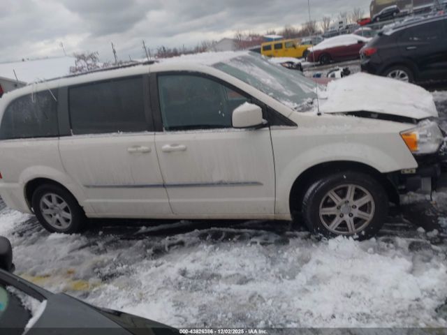 Chrysler Town & Country Touring Image 7