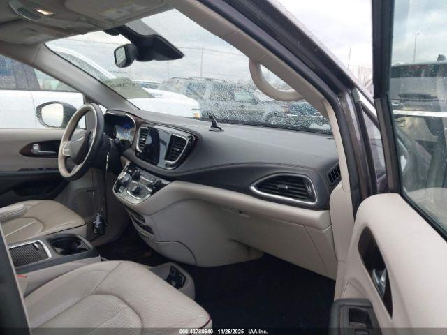 Chrysler Pacifica Limited Image 9