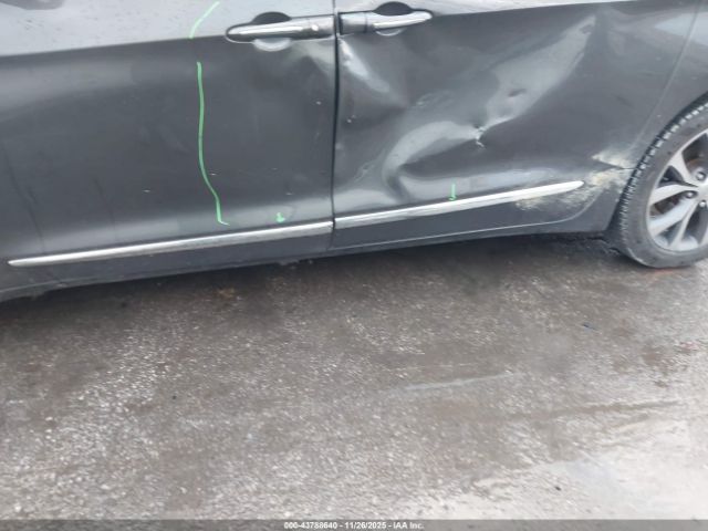 Chrysler Pacifica Limited Image 2