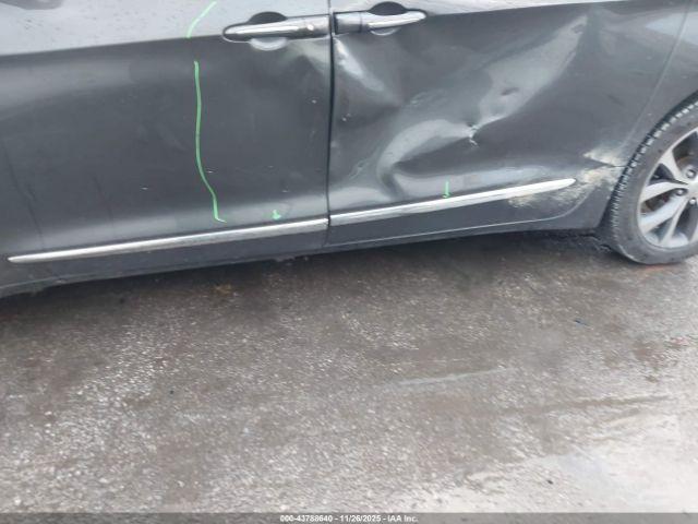 Chrysler Pacifica Limited Image 2