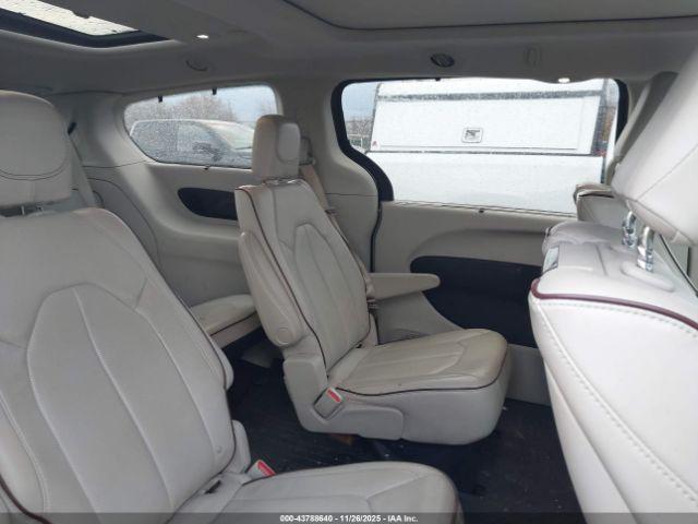 Chrysler Pacifica Limited Image 10