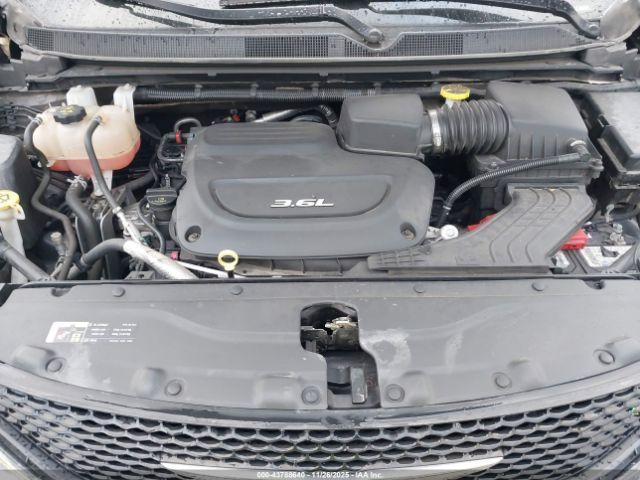 Chrysler Pacifica Limited Image 13