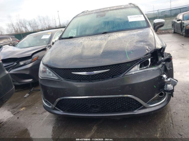 Chrysler Pacifica Limited Image 11