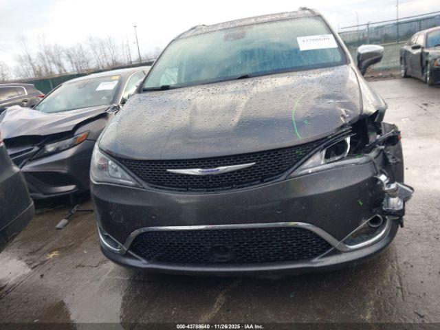 Chrysler Pacifica Limited Image 11