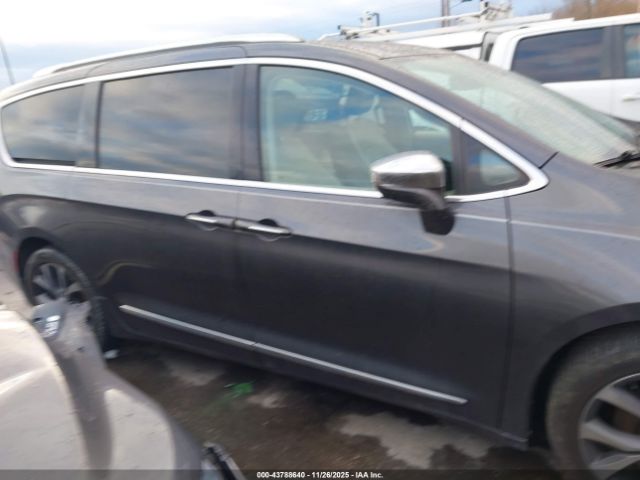 Chrysler Pacifica Limited Image 5