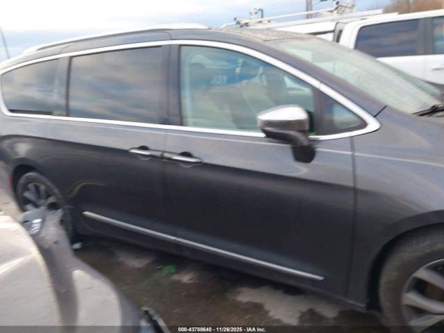Chrysler Pacifica Limited Image 5