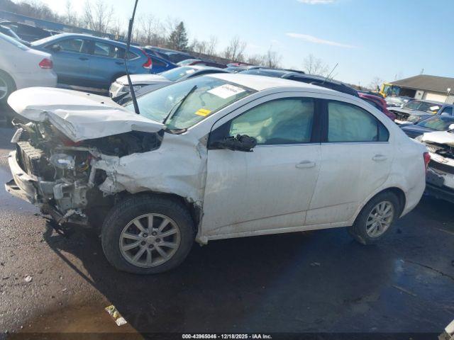 Chevrolet Sonic Lt Auto Image 12