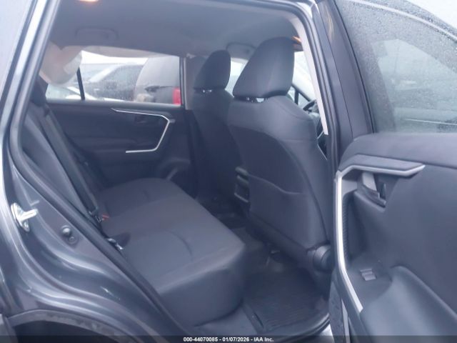 Toyota RAV4 Le Image 6