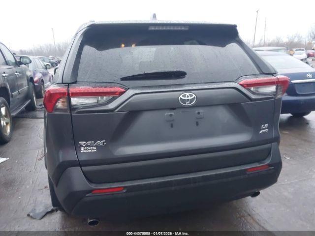 Toyota RAV4 Le Image 10