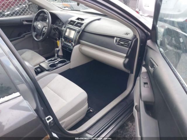 Toyota Camry Le Image 6