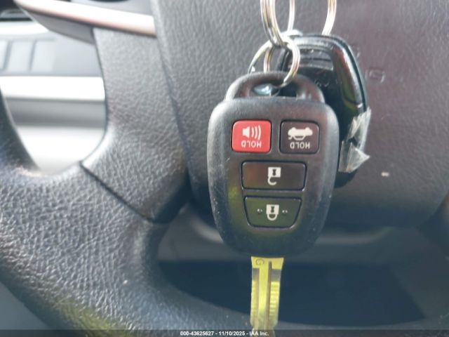 Toyota Camry Le Image 17